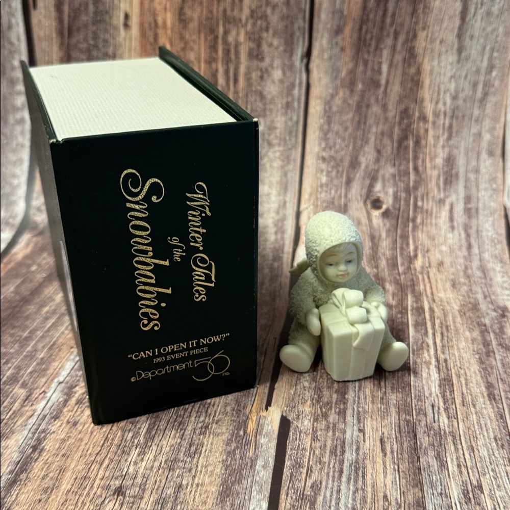 Preowned 1993 Event Piece Snowbabies “Can I Open It Now?” Figurine Item#PHK2722